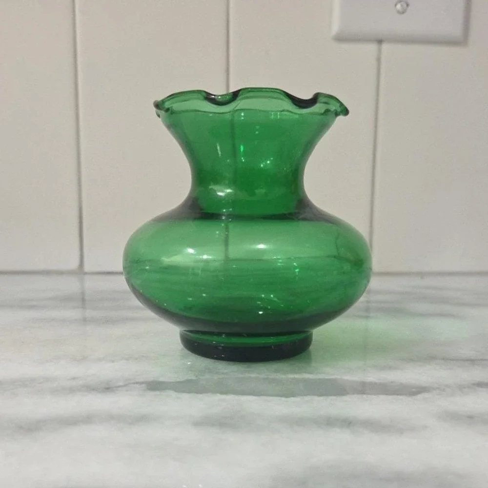 Anchor Hocking Emerald Green Glass Bud Vase, Vintage‎ Ruffled Edge, Centerpiece
